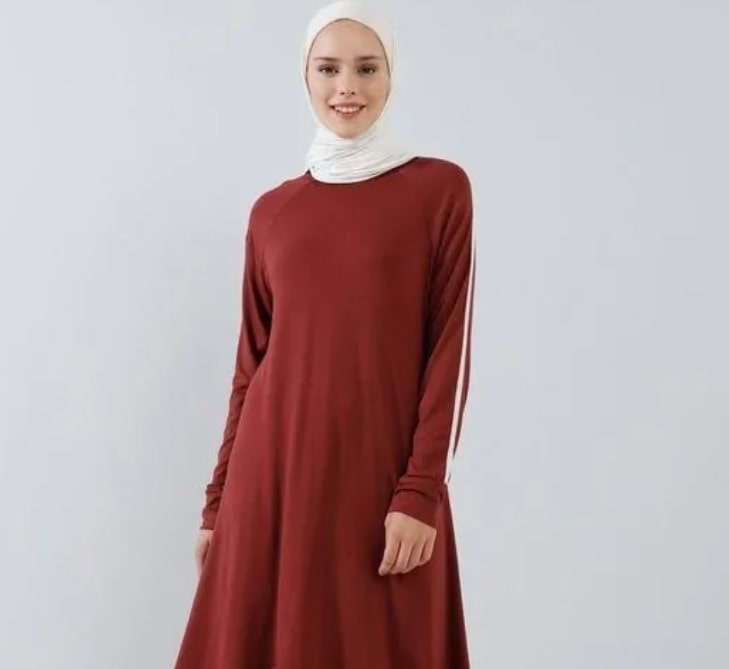 Inspirasi Paduan Warna Merah Maroon yang Bisa Dicoba pada Pakaian